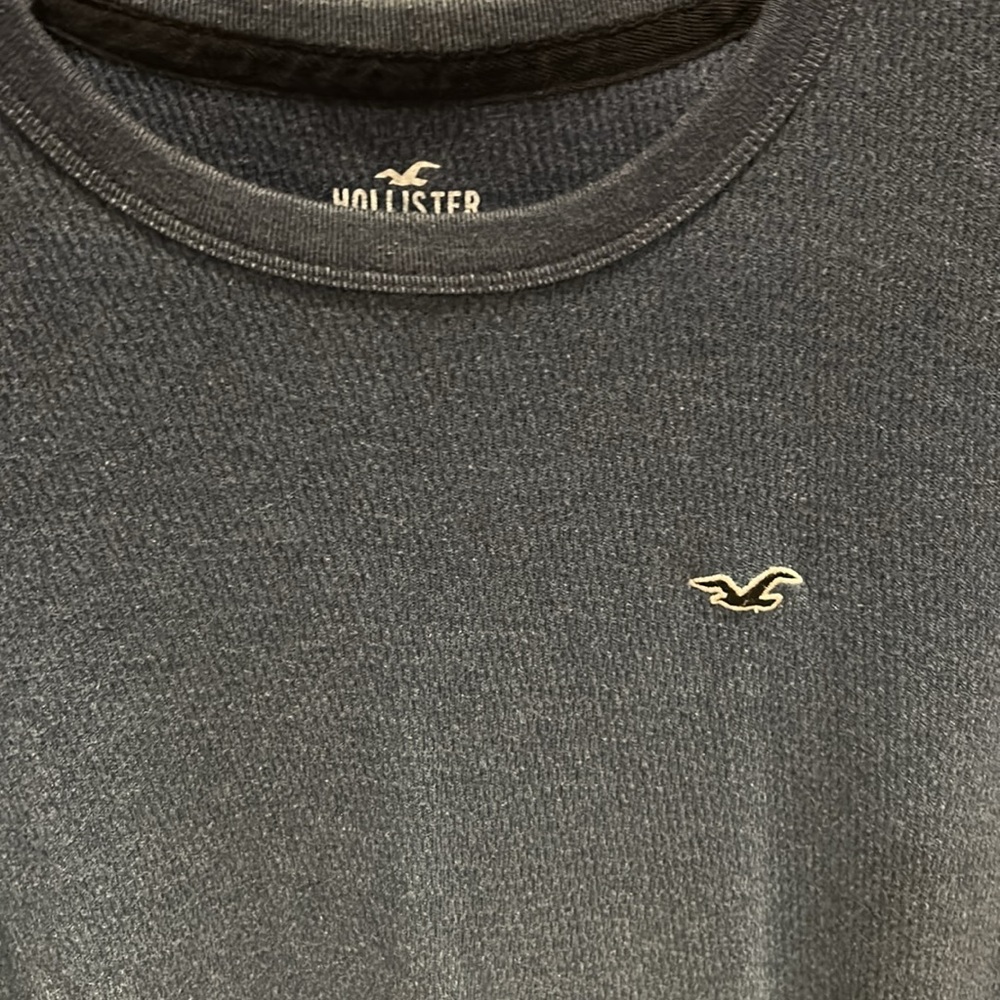 Hollister Blue Shirt, gradient blue, dark on top to light on bottom, size medium - Picture 4 of 8